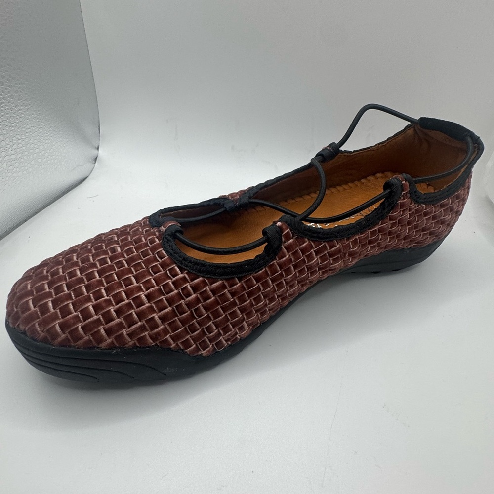 Bernie Mev   Rigged Connect Closed Toe flats. Size 38